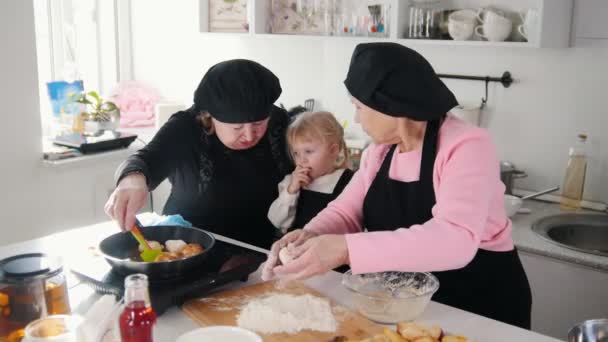 Οικογένεια κάνει μικρές πίτες στην κουζίνα — Αρχείο Βίντεο