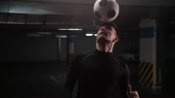 Egy fiatal férfi foci üti a labdát a homlokát — Stock videók