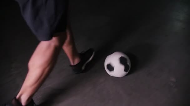 Underjordisk parkering. En fotbolls man som leder bollen — Stockvideo