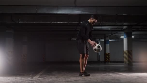 Un jeune footballeur montrant les trucs de base avec le ballon — Video