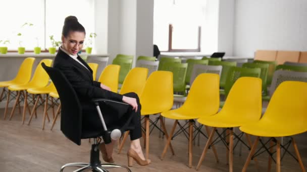 İş konsepti. İş merkezinde bir kadın sandalyeye dönüyor — Stok video