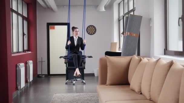 Business concept. Een vrouw in het Business Center op de schommels — Stockvideo