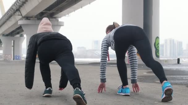 Twee atletische vrouwen de voorbereiding van de running — Stockvideo