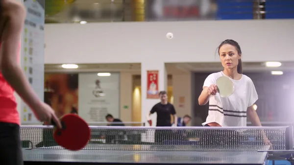 Pin pon oynamaya. Masa Tenisi oynayan genç kadın — Stok fotoğraf