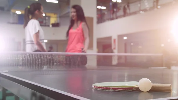 Ping pong oynuyor. Pinpon masasında konuşan genç kadınlar — Stok fotoğraf