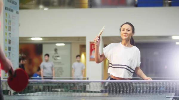 Ping pong oynuyor. Spor kulübünde Masa Tenisi oynayan genç kadın — Stok fotoğraf