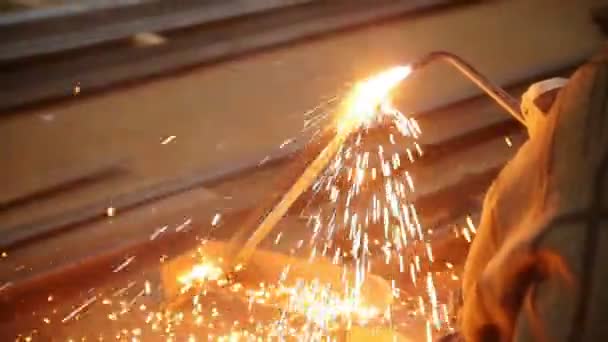 Építőipari gépek. Egy férfi az ő munkahelyen segítségével gázégő. A részletesség oldalának felmelegítése — Stock videók