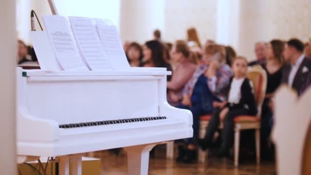 Ein Konzert im Konzertsaal. Klavier und Publikum im Hintergrund — Stockvideo