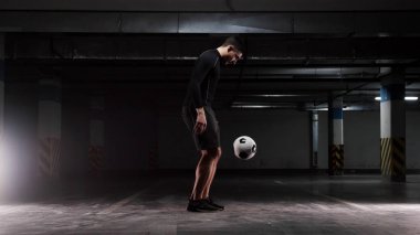 Bir futbol adam top ile temel hileler eğitim