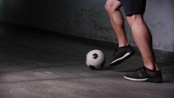 Estacionamento subterrâneo. Um homem de futebol liderando a bola usando feints . — Vídeo de Stock