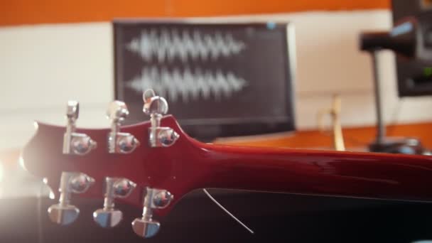 기타를 연주하 고 스튜디오에서 사운드를 녹음 하는 사람. 화면의 음악 파 — 비디오