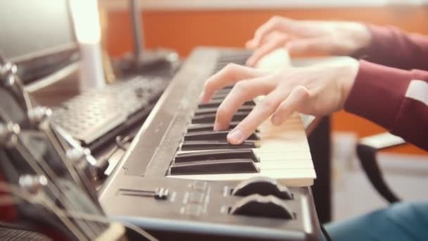 Un músico tocando con un teclado MIDI en el estudio de sonido — Vídeo de stock