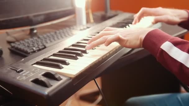 Um músico tocando música em um teclado MIDI no estúdio de som — Vídeo de Stock