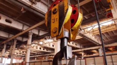 Ucunda bir kanca ile zincir kaldırma bir büyük endüstriyel