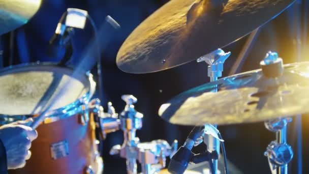 Uma pessoa a tocar bateria no concerto. Batendo o oi-chapéu — Vídeo de Stock