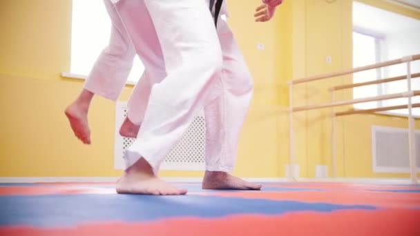 Artes marciales. Dos hombres atléticos entrenando sus habilidades aikido en el estudio. Lanzar al oponente al suelo — Vídeo de stock