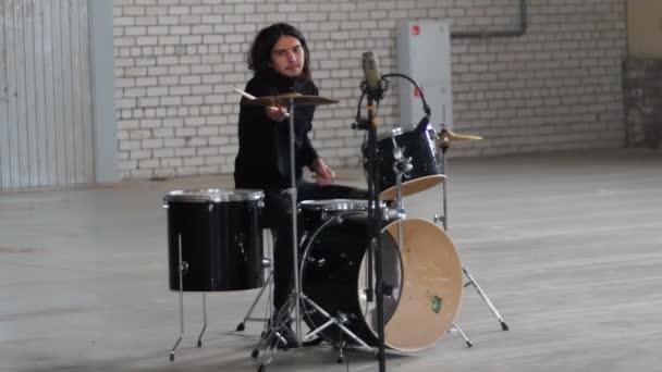 A man sitting by the drums and preparing for the repetition — Stock Video