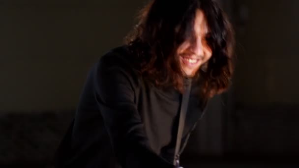 Ein Mann mit langen Haaren verdreht den Schlagstock zwischen seinen Fingern und gibt ihn dem Schlagzeuger — Stockvideo