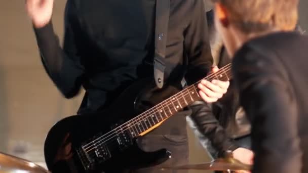 Bir rock grubu tekrarı var. Gitarist bir davulcu için ritim açıklıyor — Stok video