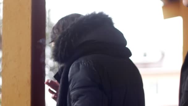 Άνδρες που καπνίζουν έξω το χειμώνα μετά από μουσική επανάληψη. — Αρχείο Βίντεο