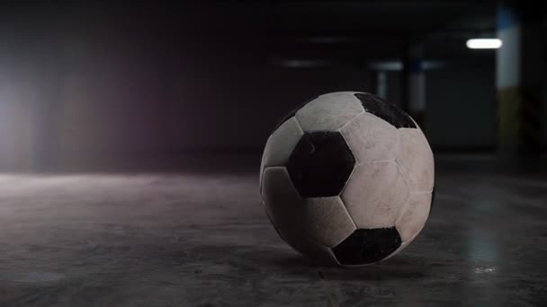 地下駐車場サッカーの男は、ボールに実行し、それを蹴る — ストック動画