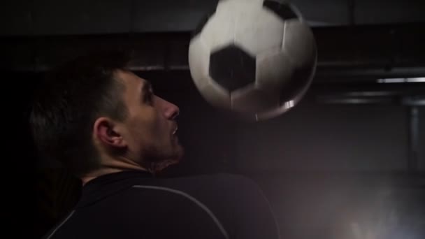 Parking souterrain. Un jeune footballeur frappe le ballon avec son épaule — Video