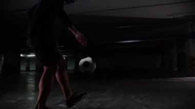 Yeraltı Park yeri. Genç bir futbol adamı futbol becerilerini eğitti. Topa tekme ve onunla atlama