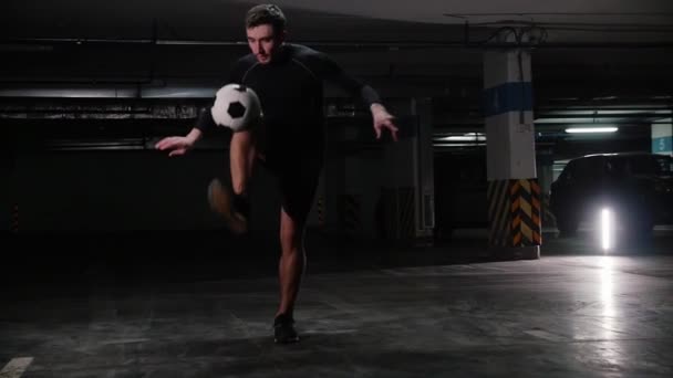 Um jovem homem de futebol treinando truques com a bola — Vídeo de Stock