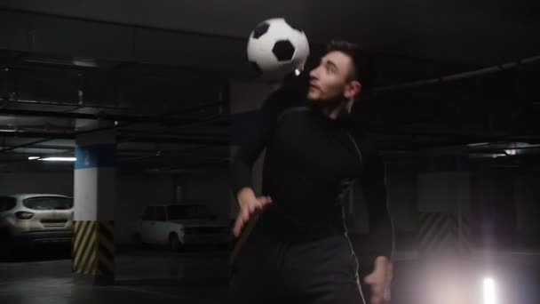 Top ile genç bir futbol adamı eğitim hileler. Omuzdan boynuna topu haddeleme — Stok video