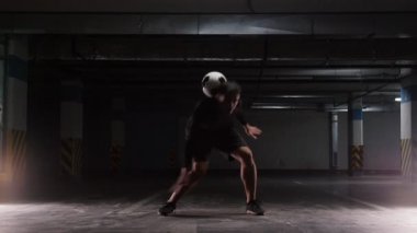 Top ile genç bir futbol adamı eğitim hileler. Boyun göğsüne topu Rolling