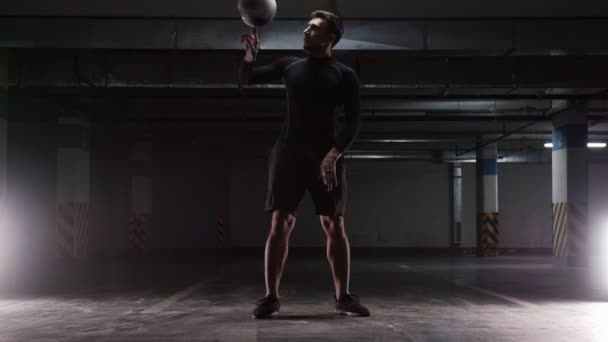 Un joven futbolista entrenando trucos con la pelota. Girando la pelota en el dedo y en la frente — Vídeo de stock