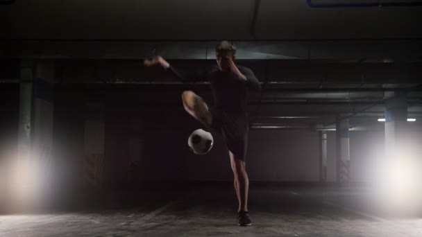 一个年轻的足球人用球训练技巧。跳到球上 — 图库视频影像