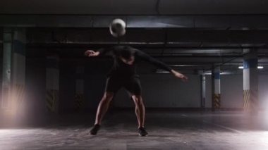 Genç bir futbol adamı topu ile hileler tekme performans