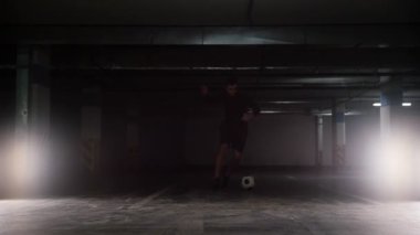 Bir futbol adam topu feints kullanarak lider ve yeraltı otoparkında tekme