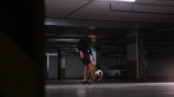 Een jonge voetbal man training trucs met de bal. Balanceren van de bal op de voet — Stockvideo