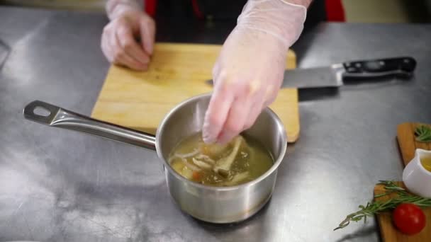 Chef toe te voegen ingrediënten in de soep — Stockvideo