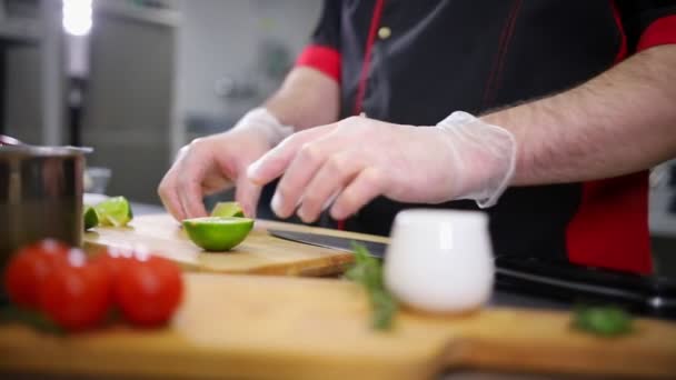 Kucharz pracujący w kuchni. Przygotowanie wapna do serwowania — Wideo stockowe