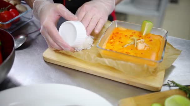 Un chef trabajando en la cocina. Servir un plato. La formación del arroz — Vídeo de stock