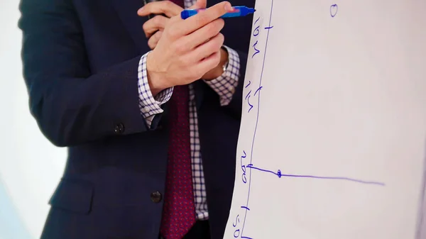 A business conference. A man drawing a schedule on the desk while lecture — Stock Photo, Image