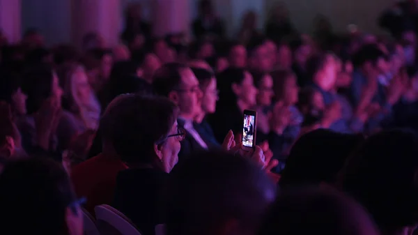 A woman recording the jazz performance on her phone. — Stock Photo, Image