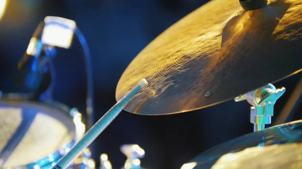 Een persoon die drums speelt. Het raken van de Hi-Hat — Stockfoto