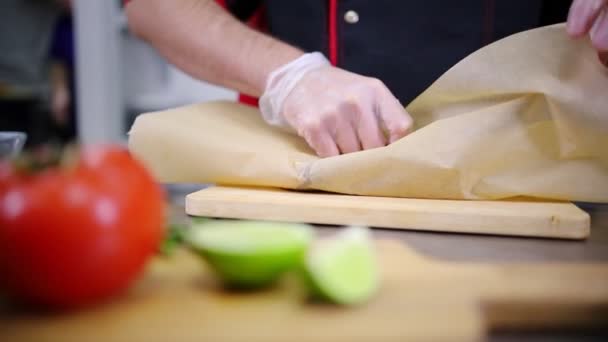 Un chef trabajando en la cocina. Poner el filete en un papel — Vídeos de Stock