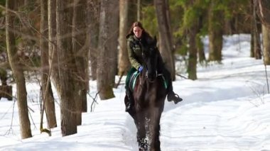 Ormanda at sürme bir kadın