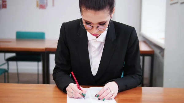 Geschäftskonzept. eine Frau sitzt am Tisch und füllt die Unterlagen — Stockfoto