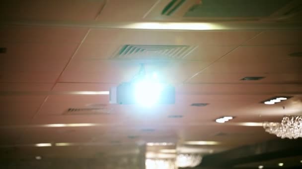 A business hall. A projector for the presentation suspended above the ceiling — Stock Video