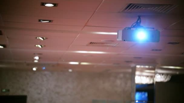 Un Business Hall. Un projecteur pour la présenta tion. La lumière allumant — Video
