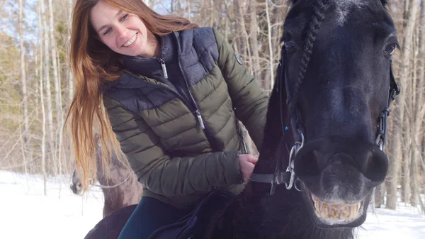 Havas erdő tavasszal. Mosolyogva nő lovaglás mosolygó ló — Stock Fotó
