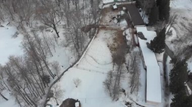 Ormanda bir köy manzarası. Havadan görünüm