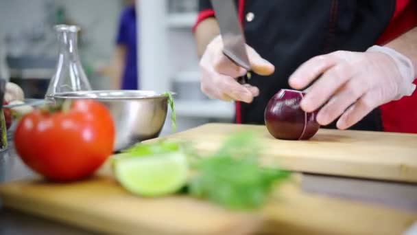 餐厅厨房。切洋葱的厨师 — 图库视频影像