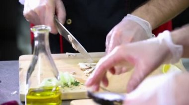 Mutfakta çalışan bir şef. Mantar kesme